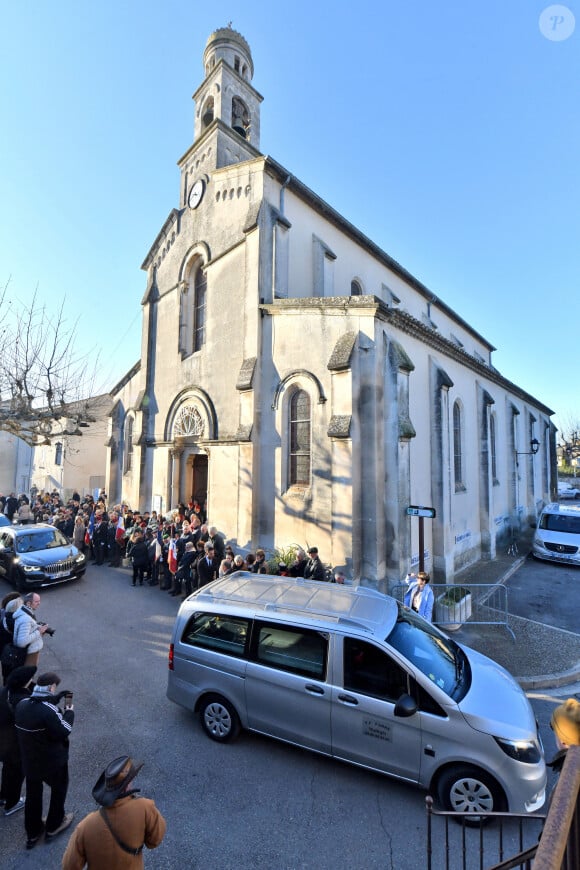 Illustration lors des obsèques de Guy Marchand en l'église Saint-Pierre-ès-Liens à Mollégès le 27 décembre 2023. 