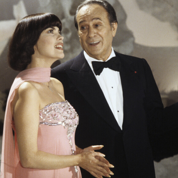 Archives - En France, à Paris, sur le plateau du show Tino Rossi, Mireille Mathieu et Tino Rossi le 16 novembre 1979.