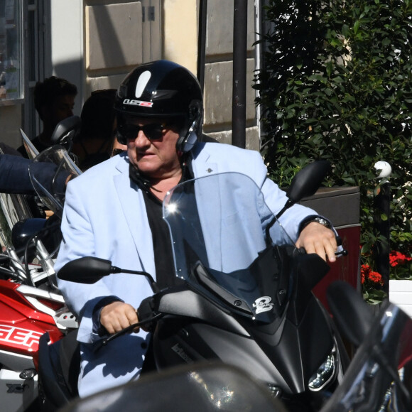 Exclusif - Gérard Depardieu déjeune avec une amie dans un restaurant japonais de Saint-Germain-des-Prés à Paris le 18 septembre 2020. Il est reparti sur son scooter. En 2014, Gérard Depardieu a réussi à échapper à la suspension de six mois de son permis de conduire français en l'échangeant contre un permis de conduire belge que les autorités françaises n'ont pas le droit de lui retirer.
