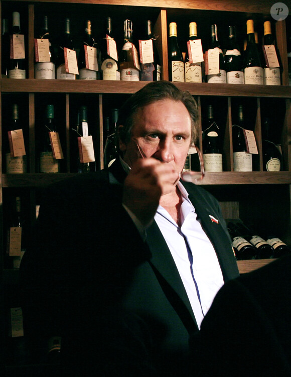 L'acteur est actuellement visé par 3 plaintes pour viol et agression sexuelle

Gerard Depardieu fait la promotion du vin d'Anjou "Chateau de Tigné", fabrique dans sa propriete dans la vallee de la Loire. Le 28 octobre 2007 