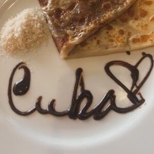 Au programme : gourmandises avec des crêpes au chocolat, lecture au bord de la piscine et bronzage à la plage.
Marlène Schiappa en vacances avec son compagnon Matthias Savignac à Cuba pour les vacances de Noël 2023.