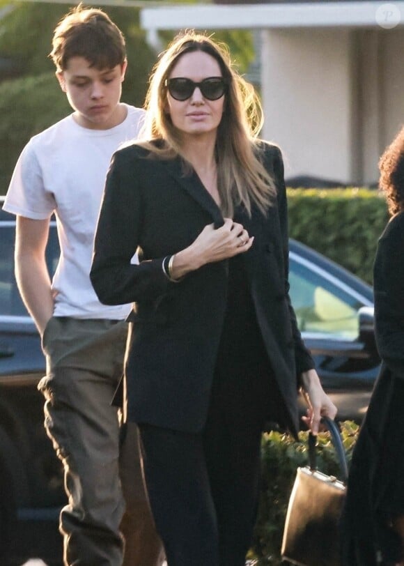 Foto: Em rara aparição pública, Angelina Jolie, ex-mulher de Brad Pitt posa  com os filhos gêmeos Knox e Vivienne, de 10 anos, e Pax, de 15, na entrada  da sala de exibição