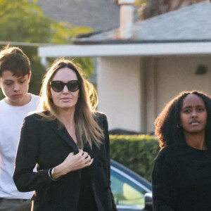 Depuis qu'Angelina Jolie et Brad Pitt ont divorcé, la comédienne s'occupe de l'intégralité de la tribu. 
Angelina Jolie se promène à Los Feliz avec sa fille Sahara et son fils Knox. Le 23 décembre 2023. @ Backgrid USA / Bestimage