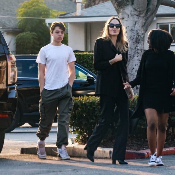 Angelina Jolie se promène à Los Feliz avec sa fille Sahara et son fils Knox. Le 23 décembre 2023. @ Backgrid USA / Bestimage