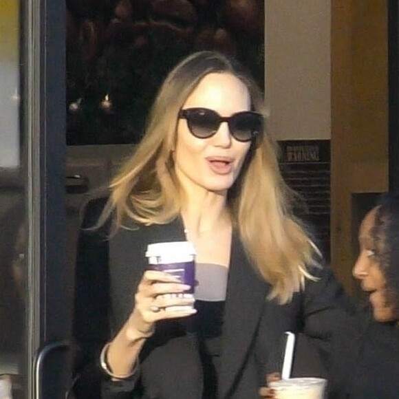 Elle a d'ailleurs été aperçue dans le quartier de Los Feliz, le 23 décembre 2023, avec Zahara et Knox.
Angelina Jolie se promène à Los Feliz avec sa fille Sahara et son fils Knox. Le 23 décembre 2023. @ Backgrid USA / Bestimage