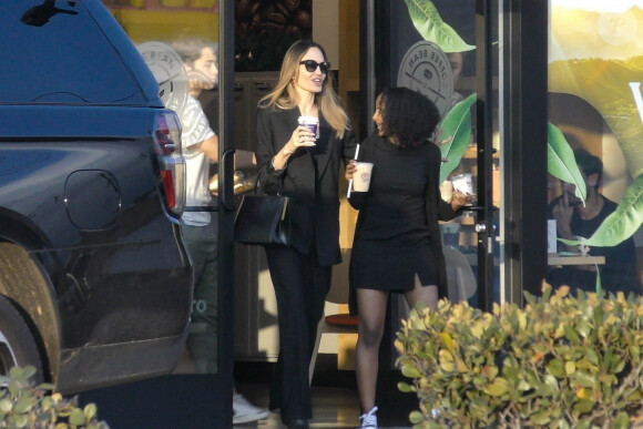 Angelina Jolie se promène à Los Feliz avec sa fille Sahara et son fils Knox. Le 23 décembre 2023. @ Backgrid USA / Bestimage