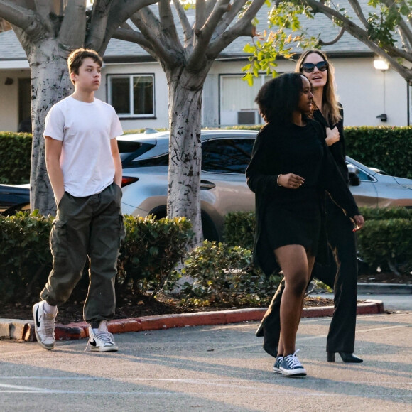 Angelina Jolie se promène à Los Feliz avec sa fille Sahara et son fils Knox. Le 23 décembre 2023. @ Backgrid USA / Bestimage