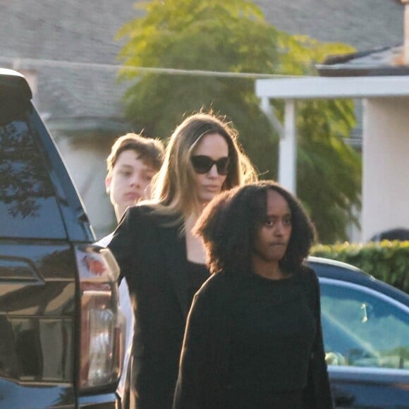 Angelina Jolie se promène à Los Feliz avec sa fille Sahara et son fils Knox. Le 23 décembre 2023. @ Backgrid USA / Bestimage