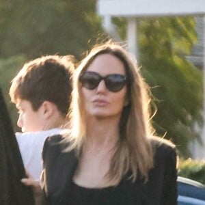 Angelina Jolie se promène à Los Feliz avec sa fille Sahara et son fils Knox. Le 23 décembre 2023. @ Backgrid USA / Bestimage