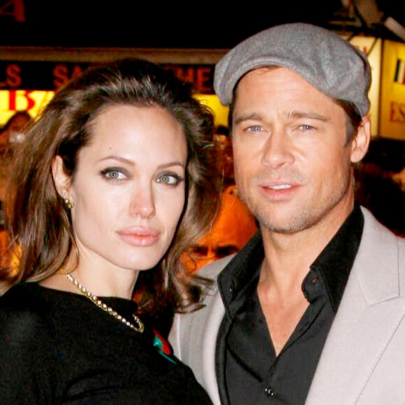 On aurait pu s'en douter, mais les enfants ne semblent pas avoir passé les fêtes de fin d'année avec leur père. 
Brad Pitt et Angelina Jolie à Londres (archive)