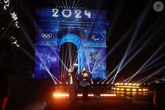 Exclusif - Laurent Luyat, Laury Thilleman - Emission "La grande soirée du 31 de Paris", diffusée le 31 décembre sur France 2. Champs Elysées. © Christophe Clovis / Jack Tribeca / Bestimage 