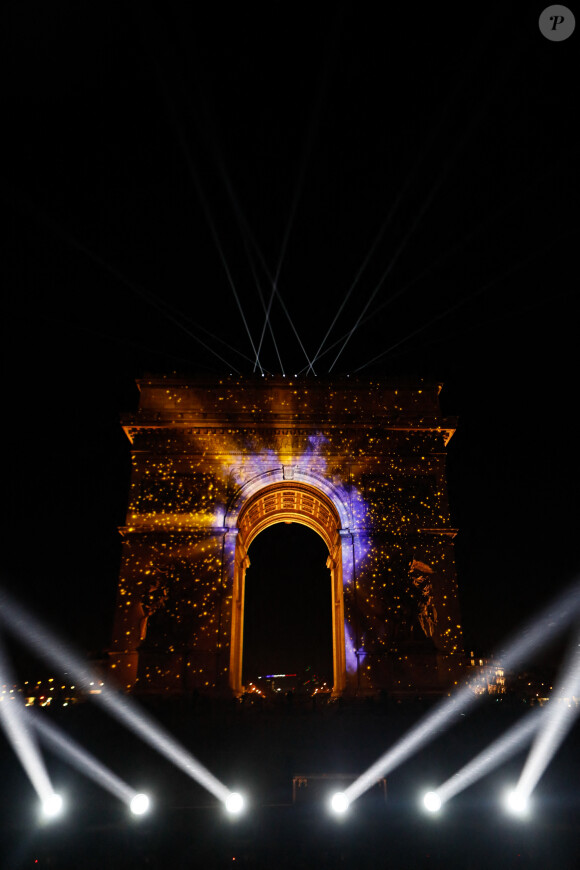 Illustrations feu d'artifice et mapping de l'Arc de Triomphe sur les Champs-Elysées à Paris, France, le 31 décembre 2023. © Christophe Clovis / Jack Tribeca / Bestimage  Illustrations of fireworks and mapping of the Arc de Triomphe on the Champs-Elysées in Paris, France, on 31 December 2023. 