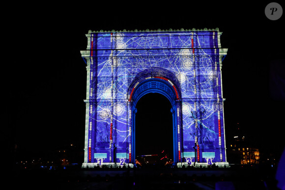 Illustrations feu d'artifice et mapping de l'Arc de Triomphe sur les Champs-Elysées à Paris, France, le 31 décembre 2023. © Christophe Clovis / Jack Tribeca / Bestimage  Illustrations of fireworks and mapping of the Arc de Triomphe on the Champs-Elysées in Paris, France, on 31 December 2023. 