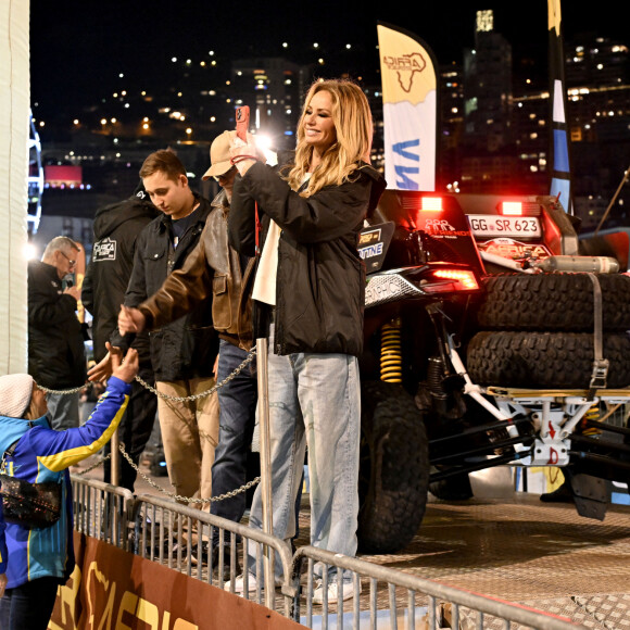 Adriana Karembeu, la marraine de la 15ème édition de l'Africa Eco Race, a donné le départ du Rallye le 30 décembre 2023, sur le Quai Antoine 1er face au restaurant Conscientiae, (l'ancien Star's N Bar) à Monaco. Organisé par Jean Louis Schlesser, c'est sur les traces de Thierry Sabine que l'Africa Eco Race écrit son histoire depuis quatorze ans. C'est le seul rallye-raid qui s'élance de l'Europe en l'occurrence de Monaco après avoir satisfait aux vérifications administratives et techniques à Menton. Trois pays seront traversés en 15 jours, le Maroc, la Mauritanie et le Sénégal. L'arrivée se fera à Dakar, aux bords du Lac Rose le 14 janvier. Plus de 80 motos et 45 autos, SSV et camions ont pris le départ de cette 15e édition. Sur deux roues, un duel féroce s'annonce entre les teams de pointe Yamaha (Pol Tarrés, Alessandro Botturi) et Aprilia (Jacopo Cerutti, Francesco Montanari) alors qu'un certain Joan Pedrero qui fut 5e du Dakar en 2011 et 2013, espère faire sensation au guidon d'une Harley Davidson Pan America 1250, à noter aussi la participation de Porsche. © Bruno Bebert/Bestimage Adriana Karemebeu gives the start of the race Africa Eco Race 2023 in Monaco on 30/12/2023.