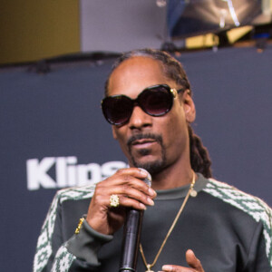 Le célèbre rappeur américain vient d'annoncer qu'il se rendrait à Paris
 
Snoop Dogg, de son vrai nom Calvin Cordozar Broadus, Jr sur le tapis rouge du Barclay's Center à la cérémonie Hall of Fame Induction à New York, le 7 avril 2017 © Daniel DeSlover via Zuma/Bestimage