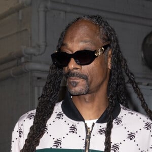 "Il explorera les monuments emblématiques de la ville, assistera à des compétitions (...) et rendra visite aux athlètes", précise la chaîne
 
Snoop Dogg, en tenue Gucci personnalisée, à la sortie du restaurant "Mastros" à Los Angeles, le 18 avril 2023.
