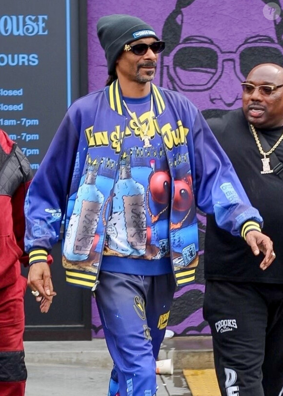 Le rappeur "offrira (...) son point de vue unique sur ce qui se passe à Paris" annonce NBC
 
Exclusif - Snoop Dogg arrive tout en couleurs au pop-up store "Tha Dogg House" à Inglewood, États Unis le 31 Mars 2023.