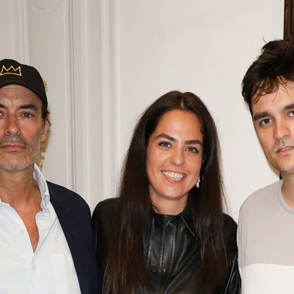 "Pour moi, cela la rend indirectement complice de tous les abus et violences dont il a été la victime." 
Exclusif - Anthony Delon, Anouchka Delon et Alain-Fabien Delon au cocktail à l'issue de la conférence de presse pour la vente de la collection Alain Delon chez Bonhams Cornette de Saint Cyr à Paris le 19 juin 2023. Après une tournée internationale d'abord à Bruxelles les 19 et 20 avril, New York du 5 au 9 mai, puis à Hong Kong du 24 au 27 mai et enfin à Genève du 1er au 3 juin, "Alain Delon, 60 ans de passion" sera présentée au feu des enchères par Bonhams Cornette de Saint Cyr le jeudi 22 juin dans les salons de l'avenue Hoche. Riche en oeuvres sculptées et avec un beau corpus de dessins de la Renaissance italienne et de rares feuilles des grands maîtres français du XIXe siècle, la collection d'Alain Delon est composée de 80 chefs d'oeuvre des plus grands noms de l'Histoire de l'Art : Véronèse, Beccafumi, Corot, Delacroix, Millet, Dufy, Gleizes et bien d'autres pour une estimation globale de 4 à 5 millions d'euros. © Coadic Guirec/Bestimage 