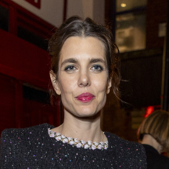 Et Charlotte Casiraghi a mêlé les deux. 
Charlotte Casiraghi - Personnalités au défilé de mode "Métiers d'art Chanel" à Manchester. Le 7 décembre 2023 © Olivier Borde / Bestimage 