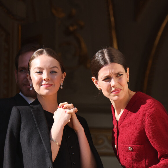 Celle-ci a également transmis à ses filles son amour de la mode. 
La princesse Alexandra de Hanovre et Charlotte Casiraghi - La famille princière de Monaco au balcon du palais, à l'occasion de la Fête Nationale de Monaco. Le 19 novembre 2023 © Claudia Albuquerque / Bestimage 
