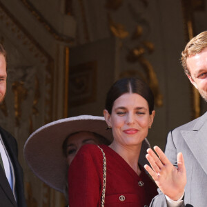 Andrea, Charlotte et Pierre Casiraghi - La famille princière de Monaco au balcon du palais, à l'occasion de la Fête Nationale de Monaco. Le 19 novembre 2023 © Claudia Albuquerque / Bestimage 