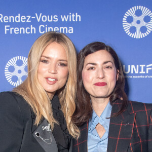 Rebecca Zlotowski lui a en effet offert un autographe de Julia Roberts... mais c'est un faux ! 
Virginie Efira et Rebecca Zlotowski - Les célébrités françaises assistent à la soirée d'ouverture du "28th Rendez-Vous with French Cinema" au Lincoln Center à New York, le 2 mars 2023. 