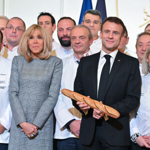 Brigitte et Emmanuel Macron ont profité d'un moment de détente bien mérité
Dominique Anract, Brigitte et Emmanuel Macron lors de la traditionnelle dégustation de la galette des rois au palais de l'Elysée © Jacques Witt/Pool/Bestimage