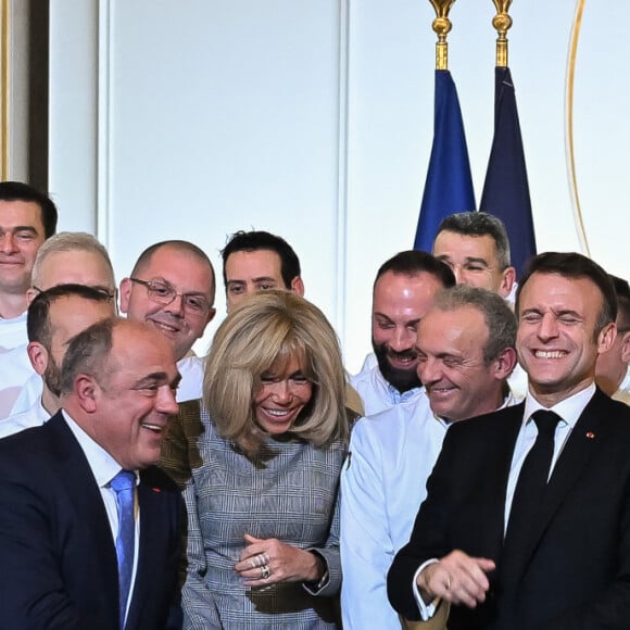 L'occasion pour le président et son épouse de dévoiler leur complicité aux yeux de tous
Dominique Anract, Brigitte Macron et Emmanuel Macron lors de la traditionnelle dégustation de la galette des rois au palais de l'Elysée. Le vendredi 5 janvier 2024 à Paris, France © Jacques Witt/Pool/Bestimage