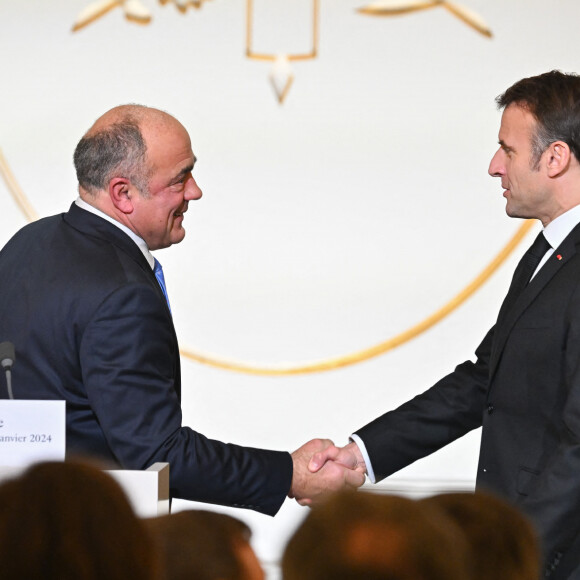 Dominique Anract et Emmanuel Macron lors de la traditionnelle dégustation de la galette des rois au palais de l'Elysée. Le vendredi 5 janvier 2024 à Paris, France © Jacques Witt/Pool/Bestimage