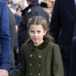Ainsi qu'à Sarah Chatto, la fille de la princesse Margaret et unique nièce d'Elizabeth II. 
La princesse Charlotte de Galles, Le prince George de Galles, - Les membres de la famille royale britannique lors de la messe du matin de Noël en l'église St-Mary Magdalene à Sandringham, le 25 décembre 2023.