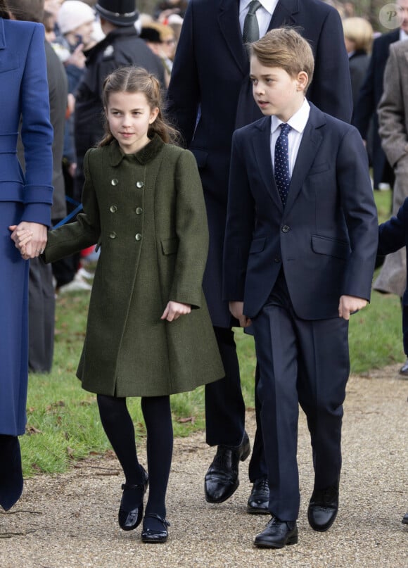 Ainsi qu'à Sarah Chatto, la fille de la princesse Margaret et unique nièce d'Elizabeth II. 
La princesse Charlotte de Galles, Le prince George de Galles, - Les membres de la famille royale britannique lors de la messe du matin de Noël en l'église St-Mary Magdalene à Sandringham, le 25 décembre 2023.