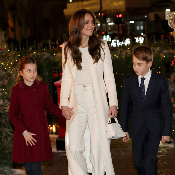 Catherine (Kate) Middleton, princesse de Galles, le prince George de Galles et La princesse Charlotte de Galles arrivent au traditionnel concert de Noël "Together At Christmas" à l'abbaye de Westminster à Londres, Royaume Uni, le 8 décembre 2023.
