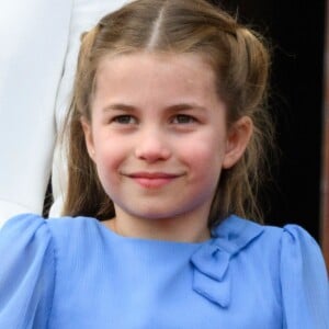 Outre les ressemblances avec son arrière-grand-mère, la princesse Charlotte a aussi été comparée à la Reine mère, Elizabeth Bowes-Lyon. 
La princesse Charlotte de Cambridge - Les membres de la famille royale saluent la foule depuis le balcon du Palais de Buckingham, lors de la parade militaire "Trooping the Colour" dans le cadre de la célébration du jubilé de platine (70 ans de règne) de la reine Elizabeth II à Londres, le 2 juin 2022. © Avalon/Panoramic/Bestimage