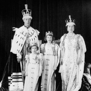 Archives - Le roi George VI et la reine Elizabeth lors de leur couronnement, avec leurs filles, la princesse Elizabeth et la princesse Margaret, le 12 mai 1937.