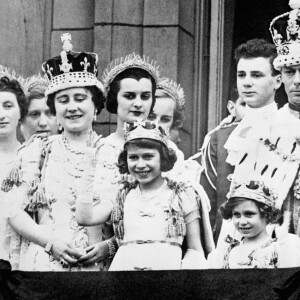 Archives - La reine mère Elizabeth, la princesse Elizabeth, la princesse Margaret et le roi George VI, au balcon du palais de Buckingham à Londres, après le couronnement du roi George VI, le 12 mai 1937.