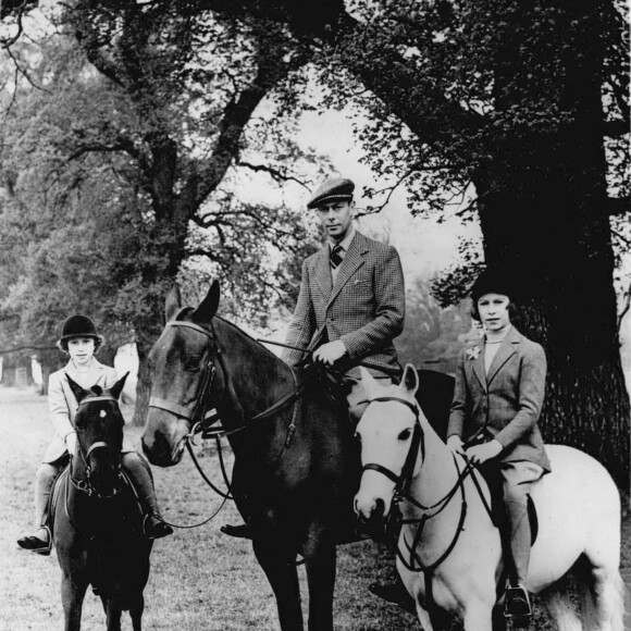Archive - Le roi George au centre avec ses filles les princesses Margaret et Elizabeth au parc de Windsor vers 1939. © Keystone Press Agency/ZUMA Press Wire
