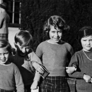 Archives - Rétrospective la reine Elisabeth II d'Angleterre - La princesse Elisabeth, âgée de 9 ans, entourée par Zoe d'Erlanger, la princesse Margaret, Mary Anna Sturt et Wolrige Gordon, le 23 septembre 1935