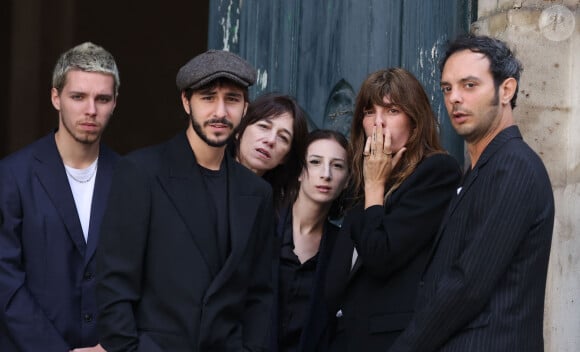 Marlowe (fils de Lou Doillon), Ben Attal, Charlotte Gainsbourg, Alice Attal, Lou Doillon, Roman de Kermadec (fils de Kate Barry) - Arrivées des célébrités aux obsèques de Jane Birkin en l'église Saint-Roch à Paris. Le 24 juillet 2023 © Jacovides-KD Niko / Bestimage