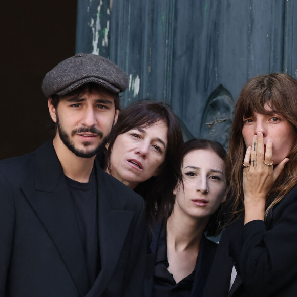 Marlowe (fils de Lou Doillon), Ben Attal, Charlotte Gainsbourg, Alice Attal, Lou Doillon, Roman de Kermadec (fils de Kate Barry) - Arrivées des célébrités aux obsèques de Jane Birkin en l'église Saint-Roch à Paris. Le 24 juillet 2023 © Jacovides-KD Niko / Bestimage