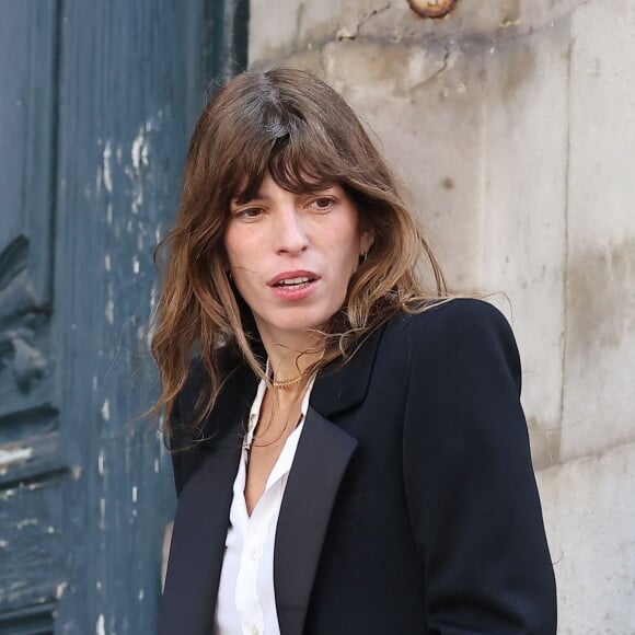 Après le deuil de sa maman, Jane Birkin, Lou Doillon doit faire face à une nouvelle perte…
Lou Doillon - Arrivées des célébrités aux obsèques de Jane Birkin en l'église Saint-Roch à Paris. © Jacovides-KD Niko / Bestimage