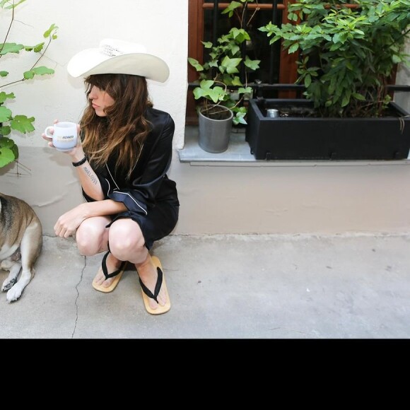 Décédé le 5 janvier dernier, c'est le lendemain que Lou Doillon a décidé de lui rendre hommage à travers plusieurs posts sur la toile.
Lou Doillon et son chien Gus.