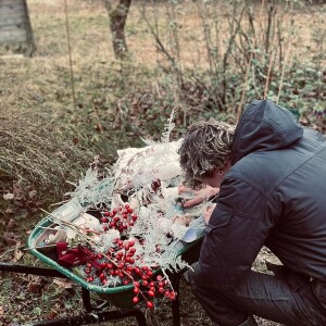 Elle tentait de se consoler comme elle pouvait en indiquant que son chien est désormais au ciel avec sa "maman". 
Marlowe Jack Tiger Mitchell, le fils de Lou Doillon face à la dépouille de Gus. 





































