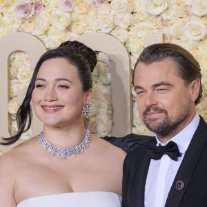 C'est ce que disent et répètent certains invités de la cérémonie, qui a pris place au Beverly Hilton Hôtel de Los Angeles.
Lily Gladstone et Lenorado DiCaprio - Photocall de la 81ème cérémonie des Golden Globes au Beverly Hilton à Los Angeles le 7 janvier 2024. © PI via ZUMA Press Wire / Bestimage