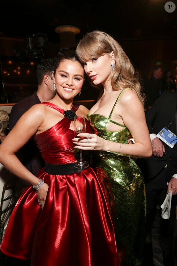 Selena Gomez et Taylor Swift - Photocall de la 81ème cérémonie des Golden Globes au Beverly Hilton à Los Angeles le 7 janvier 2024. @ Sonja Flemming/Pool via USA TODAY NETWORK/SPUS/ABACAPRESS.COM