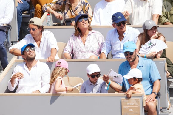 La famille Kretz (série L'Agence sur TMC et Netflix) dans les tribunes lors des Internationaux de France de Tennis de Roland Garros 2023. Paris, le 10 juin 2023. © Jacovides-Moreau / Bestimage