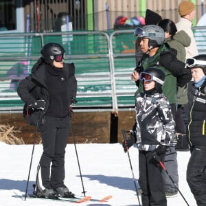 C'est à la montagne, au ski, que mari et femme ont effectivement été repérés le mercredi 27 décembre 2023, à deux doigts de dévaler les pistes.
Exclusif - Salma Hayek et son mari François-Henri Pinault font du ski à Aspen. Le 27 décembre 2023.