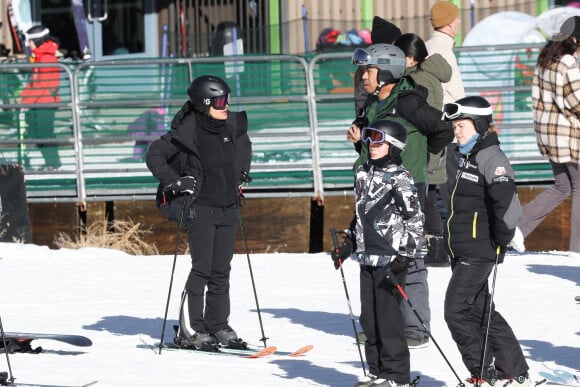 C'est à la montagne, au ski, que mari et femme ont effectivement été repérés le mercredi 27 décembre 2023, à deux doigts de dévaler les pistes.
Exclusif - Salma Hayek et son mari François-Henri Pinault font du ski à Aspen. Le 27 décembre 2023.