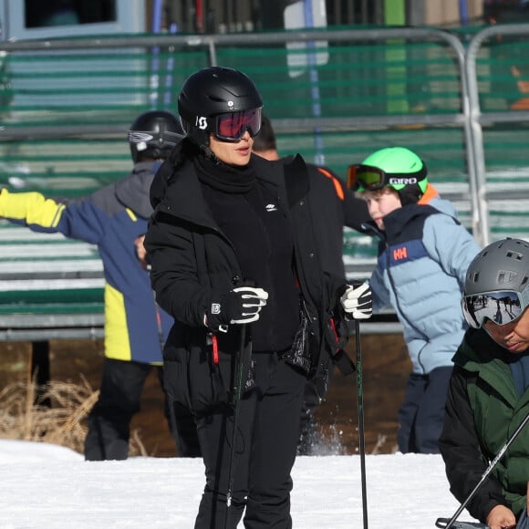 Exclusif - Salma Hayek et son mari François-Henri Pinault font du ski à Aspen. Le 27 décembre 2023.