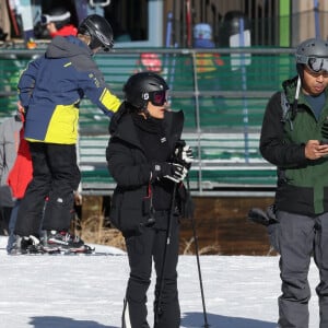 Exclusif - Salma Hayek et son mari François-Henri Pinault font du ski à Aspen. Le 27 décembre 2023.