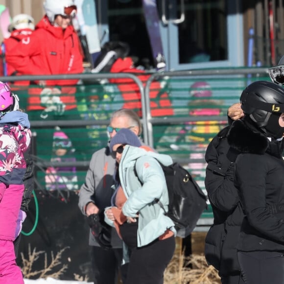 Exclusif - Salma Hayek et son mari François-Henri Pinault font du ski à Aspen. Le 27 décembre 2023.